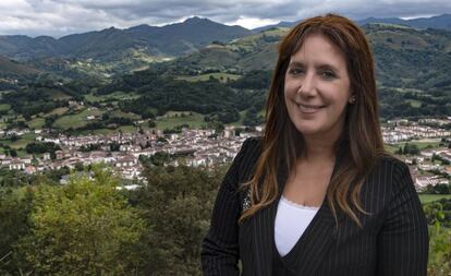 La escritora Dolores Redondo en el valle del Baztán, durante la presentación de su libro este martes.