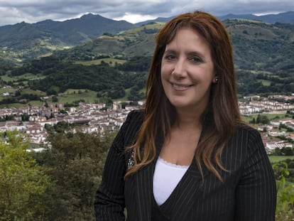 La escritora Dolores Redondo en el valle del Baztán, durante la presentación de su libro este martes.