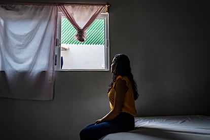 Carla en una habitación de un refugio para mujeres de la Red Nacional de Refugios, en el Estado de Morelos, en junio de 2022.