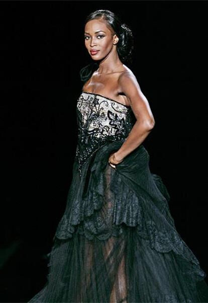 "La alta costura es un arte universal", proclamó Valentino al presentar su colección primavera-verano 2005 en París, pensado como un viaje por el mundo de una mujer ultrasofisticada. La modelo británica Naomi Campbell, más elegante que nunca en su madurez, cerró el desfile con un corpiño de pedrería palabra de honor y una falda negra.