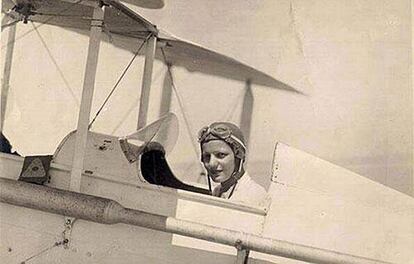 Loftia El Nadi fue la primera piloto egipcia a una temprana edad: 26 años. Pese a la oposición de su padre y gracias a la ayuda de su madre, El Nadi consiguió inscribirse en la escuela de aviación en 1932; hecho que le permitiría adquirir el título de piloto tan solo unos meses más tarde. Su primer vuelo lo realizó entre las ciudades de El Cairo y Alejandría y ella afirmó que "aprendió a volar porque amaba ser libre".