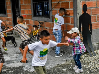 Niños y niñas juegan en una calle de La Esperanza (Antioquia).