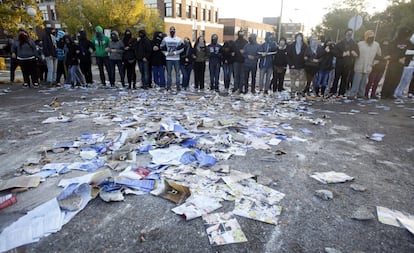 A pesar de los momentos de tensión que en algunas ocasiones se han producido entre manifestantes y estudiantes o profesores que intentaban acceder, la mañana ha transcurrido sin incidentes en el Campus de Somosaguas.