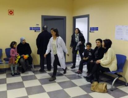 Varios pacientes esperan a ser atendidos en un centro de salud alavés.