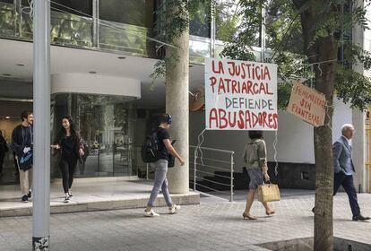 Pancartas delante del Consulado de Uruguay en apoyo a María y su hija, atrincheradas desde el pasado viernes.