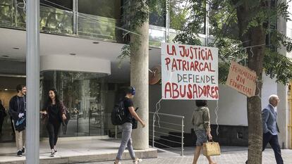 Pancartas delante del Consulado de Uruguay en apoyo a María y su hija, atrincheradas desde el pasado viernes.