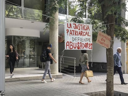 Pancartas delante del Consulado de Uruguay en apoyo a María y su hija, atrincheradas desde el pasado viernes.
