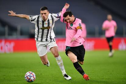 Merih Demiral y Messi luchan por el balón. 