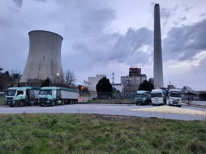 Camiones del carbón de la central de Endesa en As Pontes el pasado día 22 bloqueando los accesos
EUROPA PRESS
(Foto de ARCHIVO)
05/03/2021