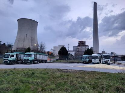 Camiones del carbón de la central de Endesa en As Pontes el pasado día 22 bloqueando los accesos
EUROPA PRESS
  (Foto de ARCHIVO)
05/03/2021