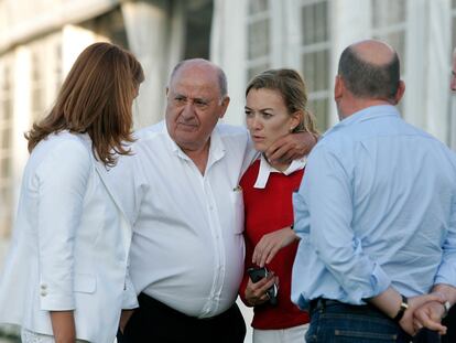 Amancio Ortega abraza a su hija Marta Ortega en presencia de su mujer, Flora Pérez, en una imagen de archivo.