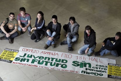 Miembros de la plataforma <i>Juventud sin futuro</i>, que ha organizado esta semana una manifestación en Madrid para protestar por la situación que sufre su generación.