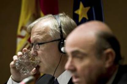 El comisario de asuntos económicos de la Comisión Europea, Olli Rehn (i) y el ministro de Economía y Competitividad, Luis de Guindos (d), el pasado lunes en Madrid. EFE/Archivo