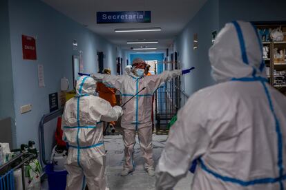 Sanitarios en el hospital Severo Ochoa de Leganés este viernes.