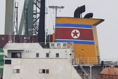 Fotografía tomada el pasad 16 de julio en la que se registró al barco de Corea del Norte Chong Chon Gang, detenido en Panamá por transportar armas cubanas no declaradas. EFE/Archivo