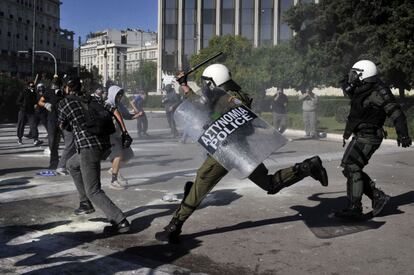 Un policía carga contra un manifestante en Atenas.