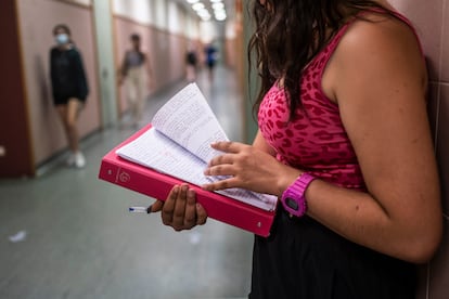 Una joven repasa sus apuntes para Selectividad en la facultad de Odontología.



