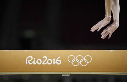 Un detalle de las manos de una de las integrantes del equipo chino de gimnasia artística, en las instalaciones olímpicas de Río de Janeiro. 