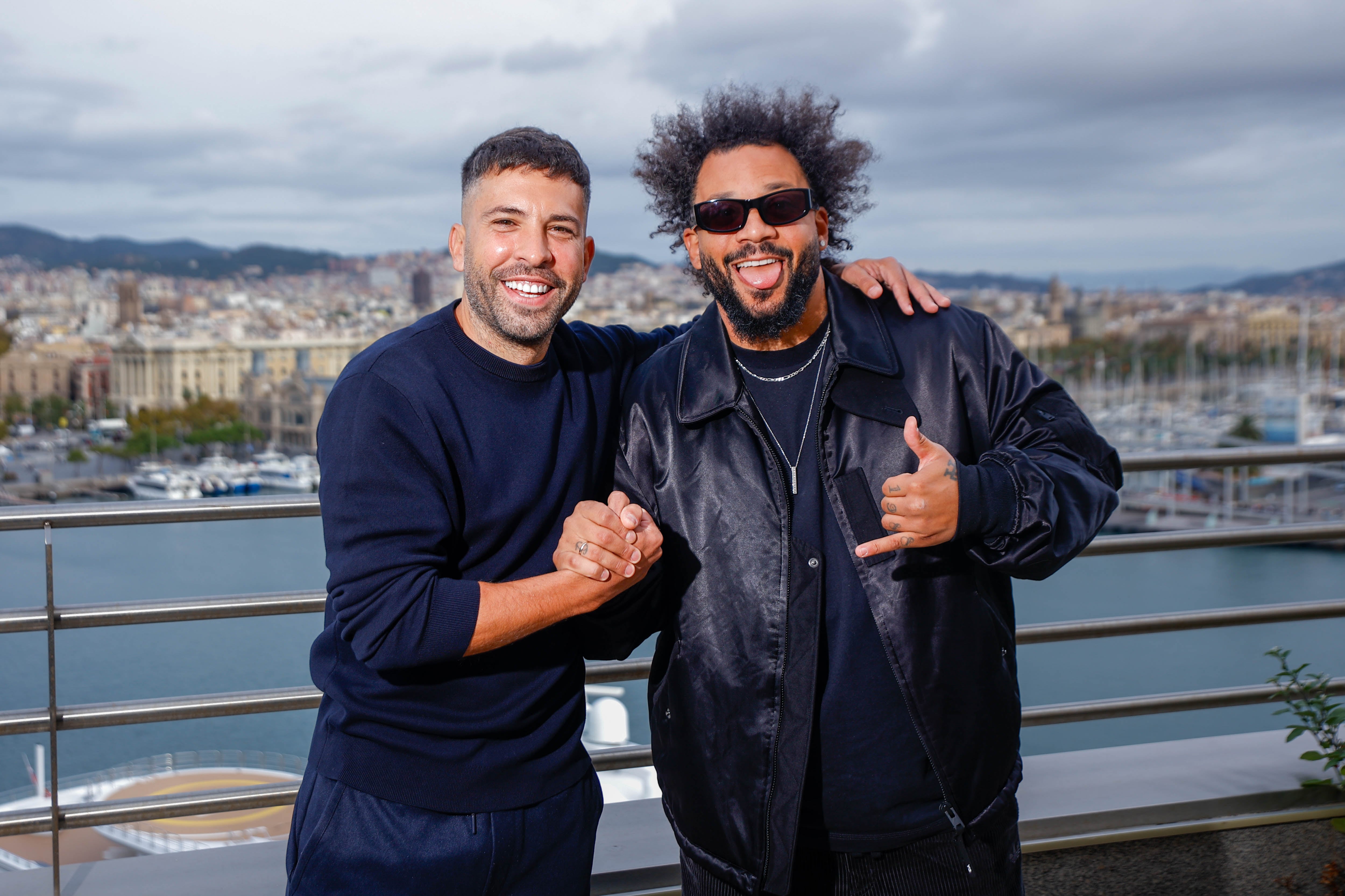 Los exfutbolistas del Barcelona y del Real Madrid, Jordi Alba y Marcelo, respectivamente, posan en Barcelona.