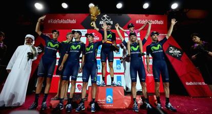 El Movistar, en el podio de ganadores del Tour de Abu Dabi.
