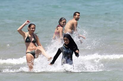 Unas personas bañándose en una playa de Trípoli