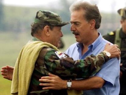 El presidente Andrés Pastrana, en un encuentro con el dirigente guerrillero Manuel Murulanda en febrero de este año.