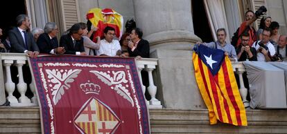 El cap de files dels populars a l'Ajuntament de Barcelona, Alberto Fernández Díaz, s'abalança sobre el tinent d'alcalde, Gerardo Pisarello (de camisa blanca, en primer pla) mentre sosté una bandera espanyola.