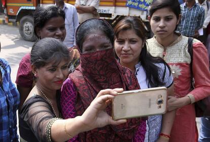 Un grupo de mujeres se fotografían con Soni Sori (c), una mujer víctima de un ataque de ácido y convertida en activista y política, en Nueva Delhi (India).