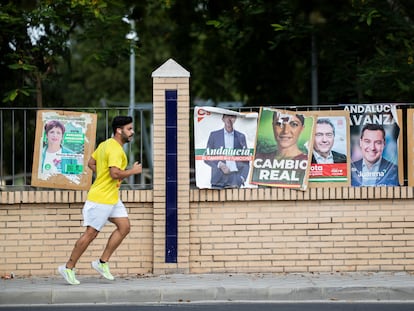 Carteles electorales en Sevilla, el día antes de las elecciones