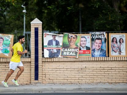 Carteles electorales de las seis principales formaciones que concurren en los comicios autonómicos de este domingo, en un parque de Gines (Sevilla), el sábado.