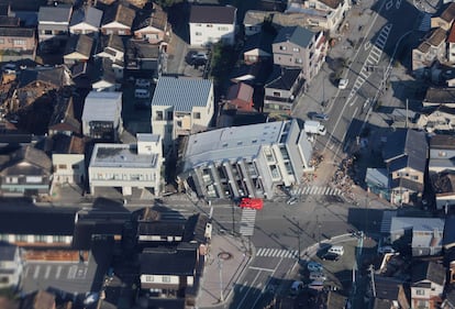 Vista aérea de un edificio derrumbado en la ciudad de Wajima tras el seísmo, este martes.  