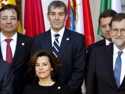 Santamar&iacute;a (c) y Rajoy (d) con cuatro presidentes auton&oacute;micos.