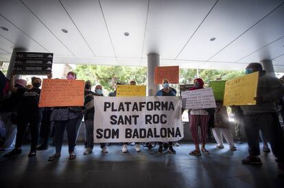 Protesta de famílies desallotjadesdavant l'ajuntament de Badalona. 