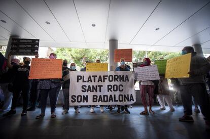 Protesta de famílies desallotjadesdavant l'ajuntament de Badalona.