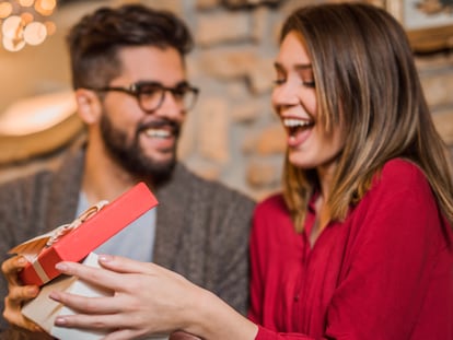 Los regalos de San Valentín también puede ser una buena opción para reírse y disfrutar. GETTY IMAGES.