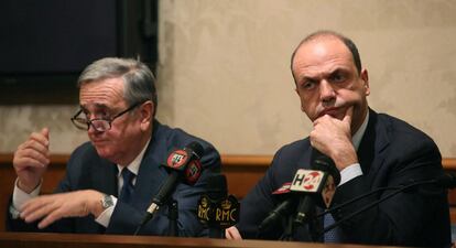 Los líderes del partido Nuevo Centroderecha, Angelino Alfano (dcha) y Maurizio Sacconi, ofrecen una rueda de prensa tras la sesión del Senado en Roma, Italia, el 27 de noviembre del 2013.