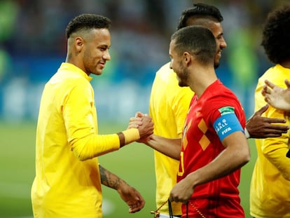Neymar e Hazard se cumprimentam antes da partida de quartas de final da Copa entre Brasil e Bélgica.