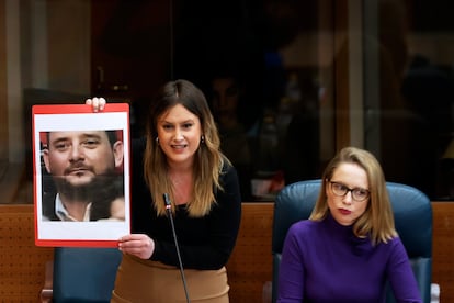 La líder de Unidas Podemos, Alejandra Jacinto, muestra una fotografía del hermano de Isabel Díaz Ayuso, Tomás Díaz Ayuso, en el pleno de la Asamblea de Madrid celebrada este jueves. 