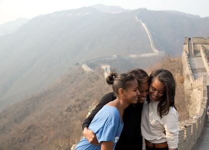 Michelle Obama en una imagen con sus hijas, Sasha y Malia, durante su visita a la Gran Muralla China, en marzo de 2014.