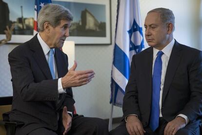 El secretario de Estado de EE UU, John Kerry, y el primer ministro israelí, Benjamín Netanyahu, durante su encuentro del 22 de octubre en Berlín.