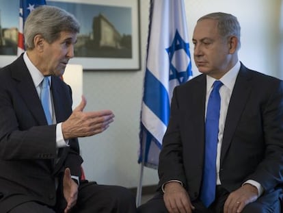 El secretario de Estado de EE UU, John Kerry, y el primer ministro israelí, Benjamín Netanyahu, durante su encuentro del 22 de octubre en Berlín.