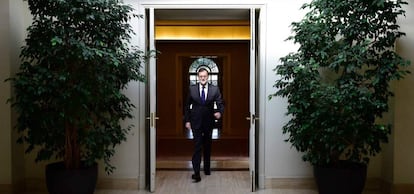 Mariano Rajoy cruza una puerta en La Moncloa.
