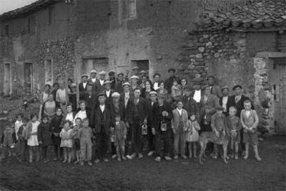 Vecinos de Razbona (Guadalajara) hacia 1930 posando para el fotógrafo (foto, Tomás Camarillo). Centro de la Fotografía y la Imagen Histórica de Guadalajara.