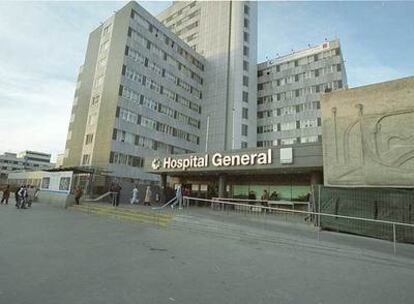 Puerta principal del hospital de La Paz.