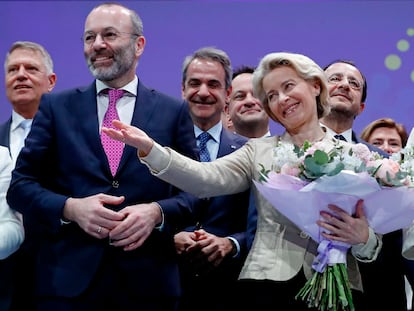 La presidenta de la Comisión Europea, Ursula von der Leyen (centro), flanqueada por el líder del Partido Popular Europeo, Manfred Weber, y la presidenta del Parlamento Europeo, Roberta Metsola, este jueves en Bucarest.