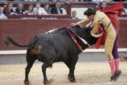 El diestro Rubén Pinar durante la corrida de ayer en Las Ventas.