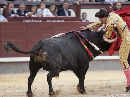 El diestro Rubén Pinar durante la corrida de ayer en Las Ventas.