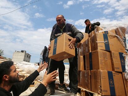 Distribución de ayuda en Deir al Balah, en el centro de la franja de Gaza, el lunes.
