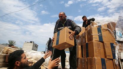 Distribución de ayuda en Deir al Balah, en el centro de la franja de Gaza, el lunes.