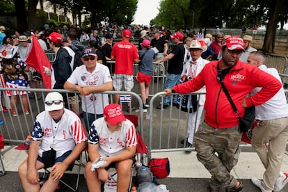 Washington military parade with Trumpist slogans.